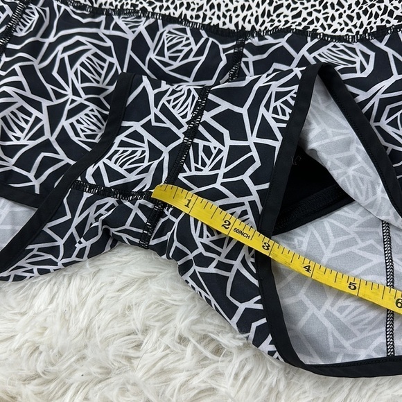 Lululemon Speed Short Posey Black White / Miss Mosaic Black / Black - Picture 2 of 6